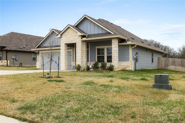 view of front facade featuring a garage and a front yard