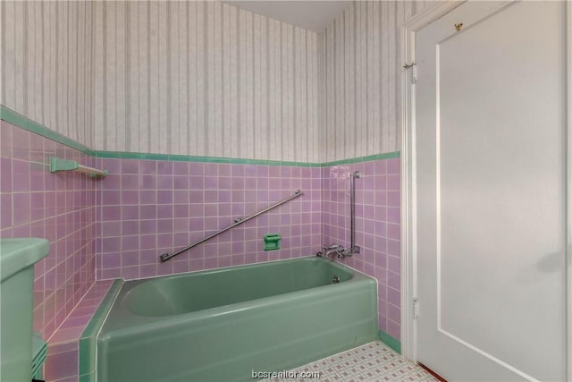 bathroom featuring tile patterned floors and tiled shower / bath