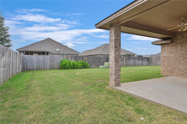 view of yard with a ceiling fan, a fenced backyard, and a patio