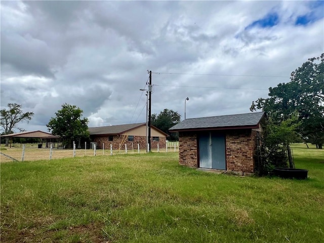 view of yard featuring an outbuilding