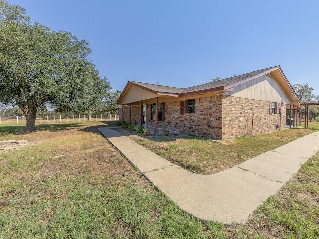 view of side of property featuring a lawn