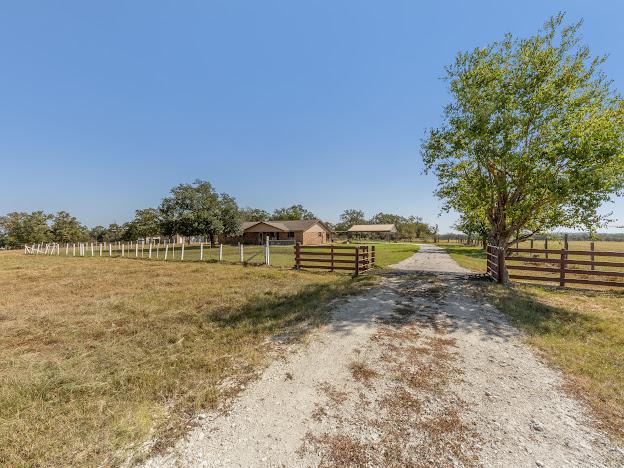 view of yard featuring a rural view