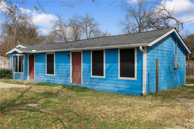 ranch-style house featuring a front lawn