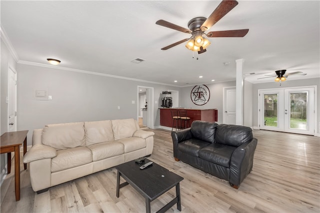 living room featuring visible vents, ornamental molding, ceiling fan, light wood-type flooring, and recessed lighting