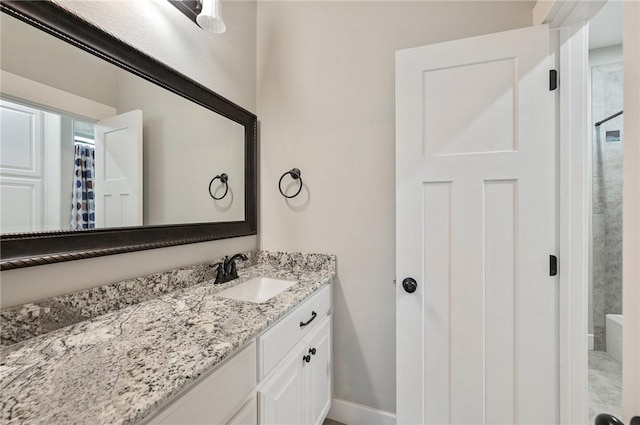 bathroom featuring a shower with shower curtain and vanity