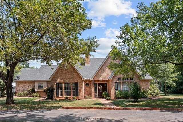 view of front of property with a front lawn