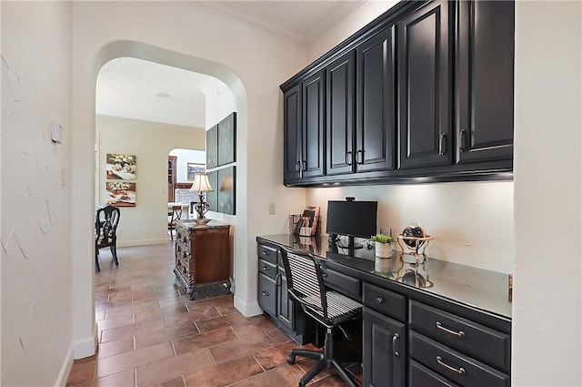 1650 Bird Pond Rd, College Station, TX 77845 - bar area with arched walkways, built in desk, and baseboards