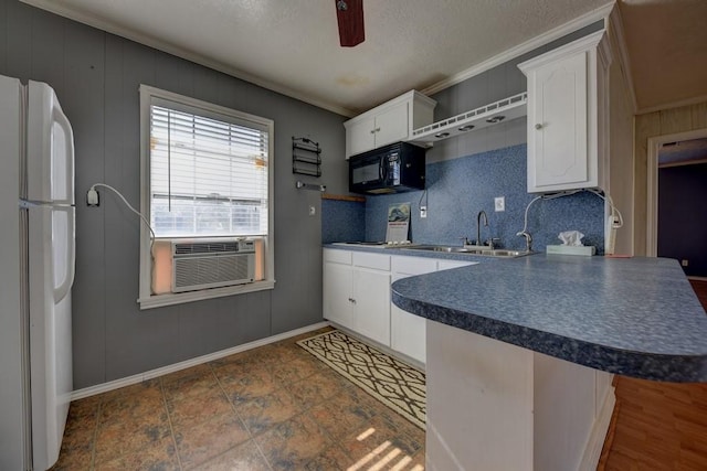 kitchen featuring ceiling fan, kitchen peninsula, sink, white cabinetry, and white refrigerator