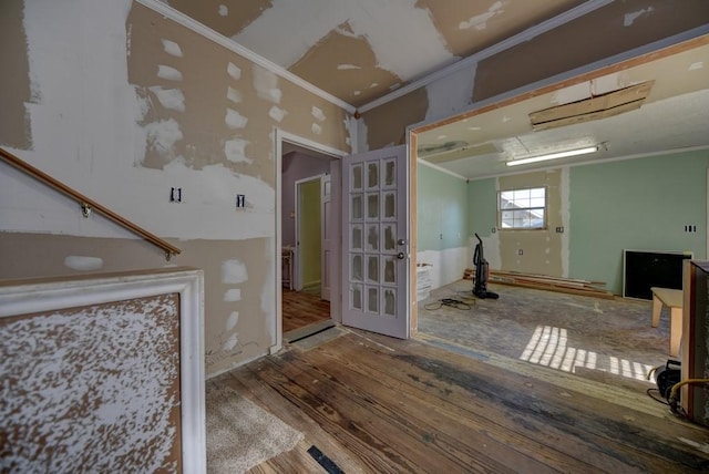 living room with crown molding and hardwood / wood-style floors