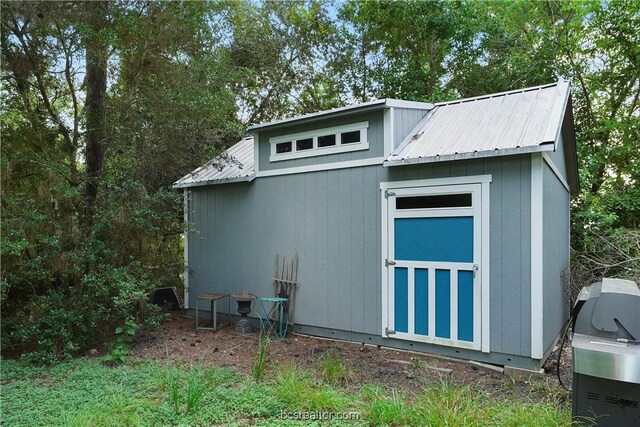 view of outbuilding