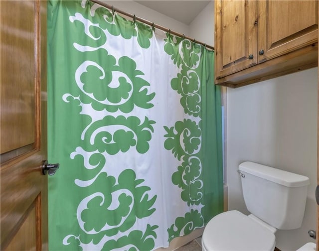 full bathroom featuring curtained shower and toilet