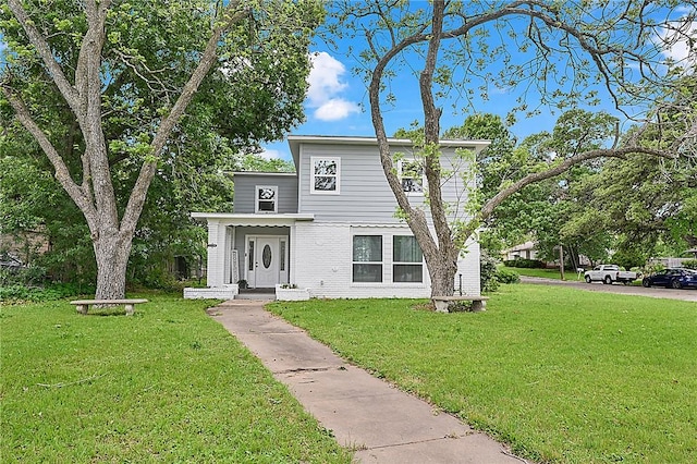 view of front facade featuring a front yard