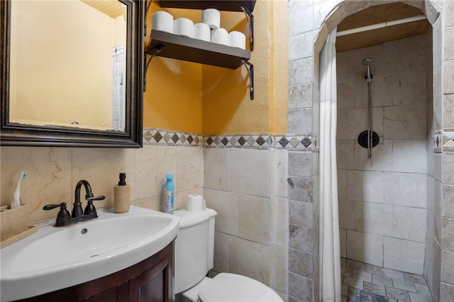 bathroom featuring a shower with curtain, vanity, toilet, and tile walls