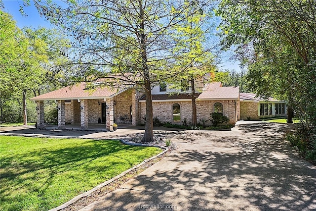 view of front facade with a front lawn