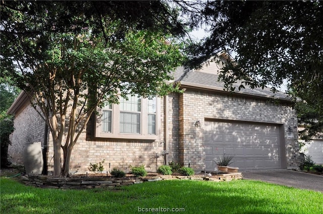 view of front of home with a front lawn