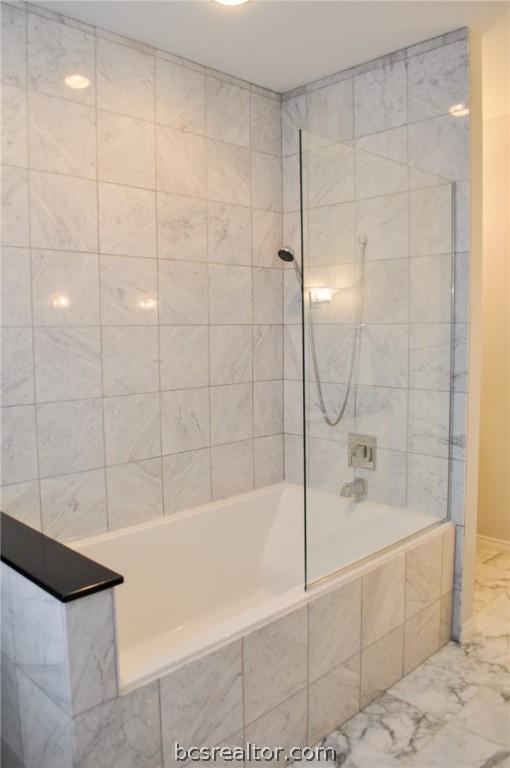 bathroom featuring tiled shower / bath