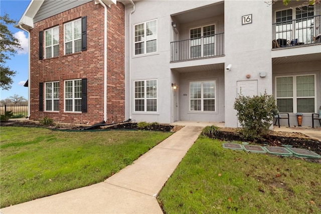 view of front of property featuring a front lawn