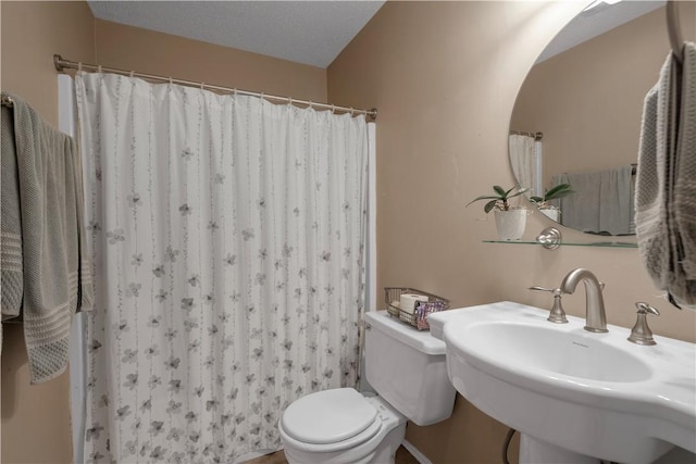 full bath with toilet, a shower with curtain, and a sink