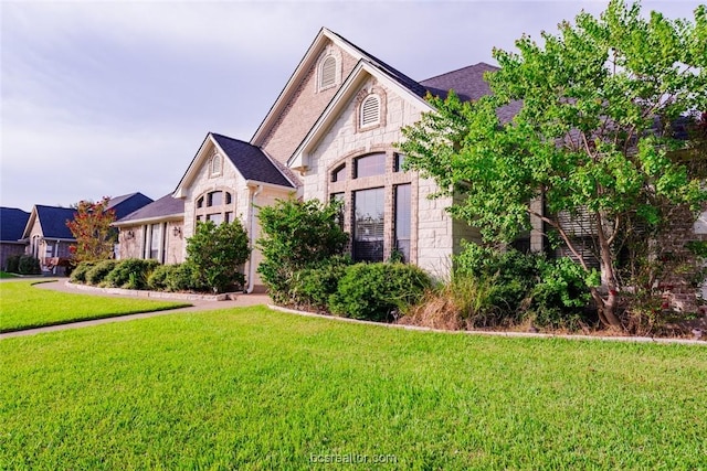 view of front facade with a front yard