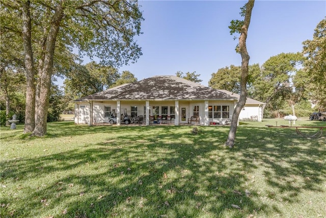 view of front of property featuring a front lawn