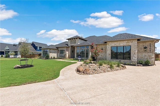 view of front of house featuring a front lawn