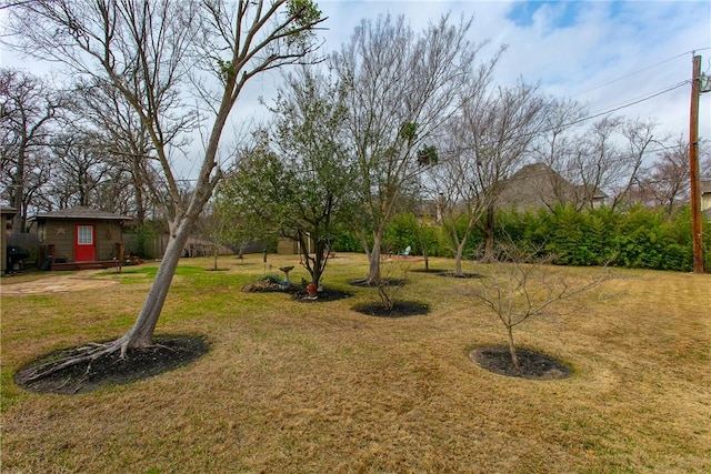 view of yard with an outbuilding