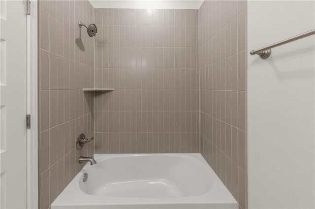 bathroom featuring tiled shower / bath combo