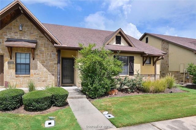 view of front of property with a front yard