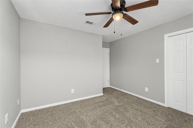 carpeted empty room featuring ceiling fan