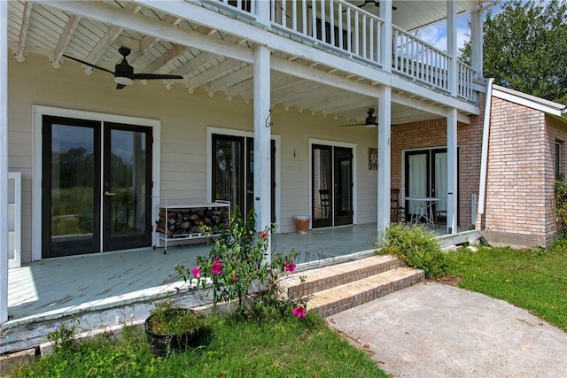 property entrance featuring ceiling fan and a balcony