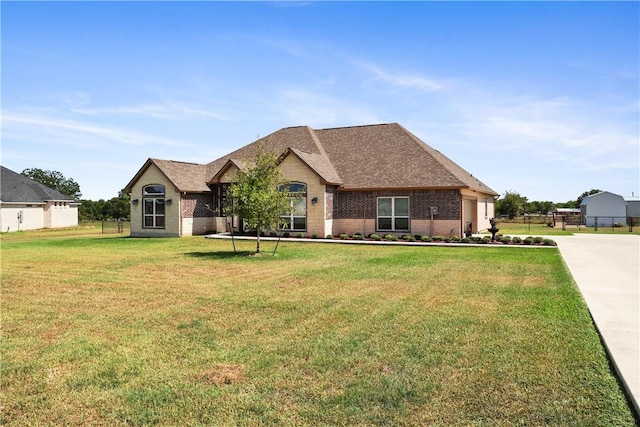 view of front of property featuring a front yard