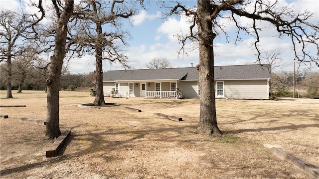 view of front of home with covered porch and a front lawn