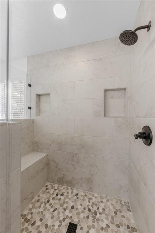 bathroom featuring a tile shower