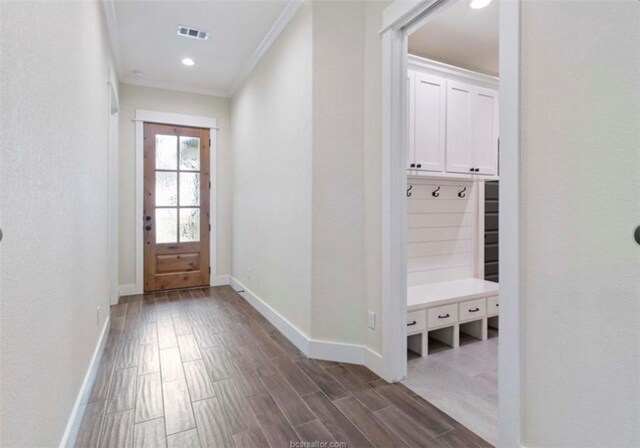 mudroom with crown molding, wood finish floors, baseboards, visible vents, and recessed lighting