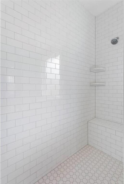 full bath with tiled shower