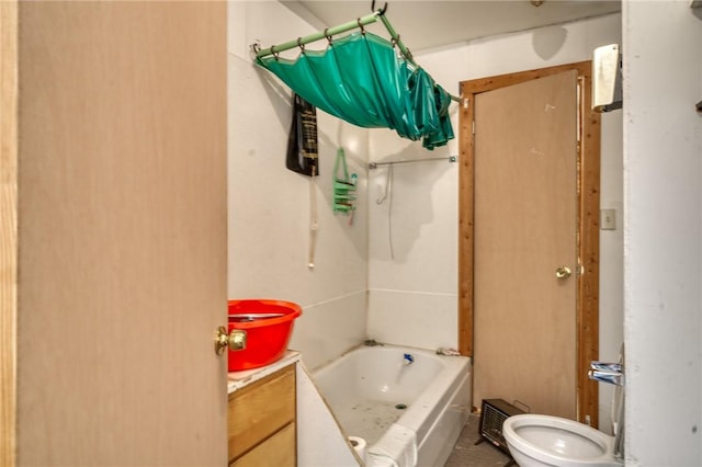 full bath with toilet and shower / tub combo with curtain