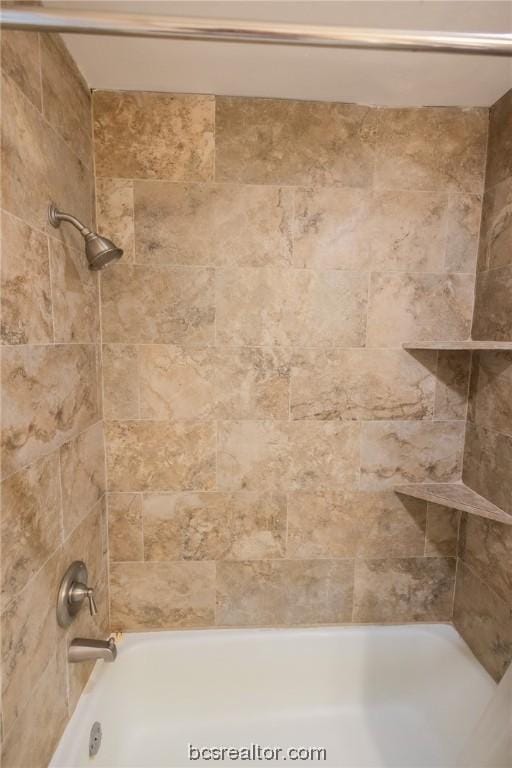 bathroom with tiled shower / bath combo