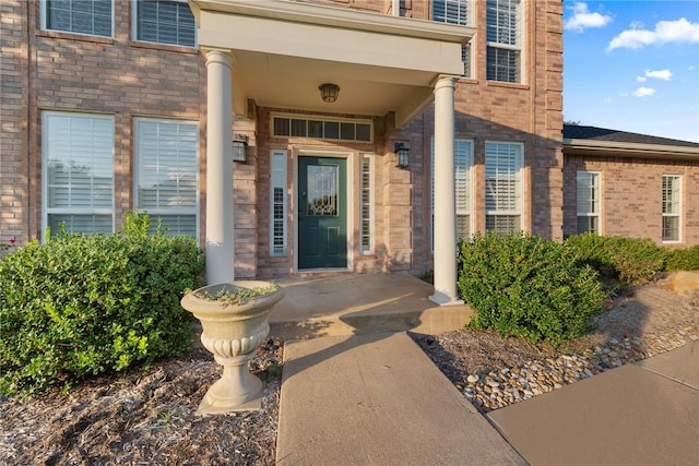 property entrance featuring a porch