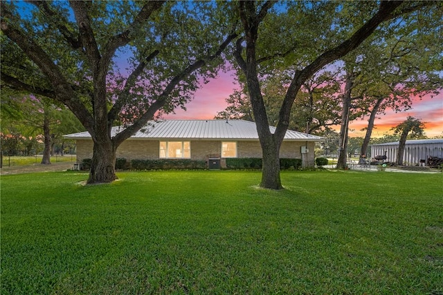 view of yard at dusk