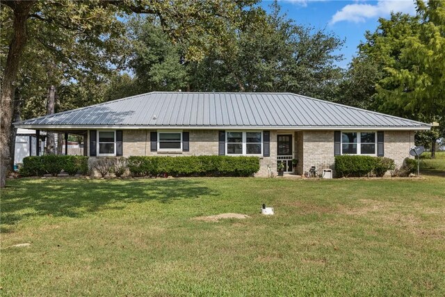 single story home featuring a front yard