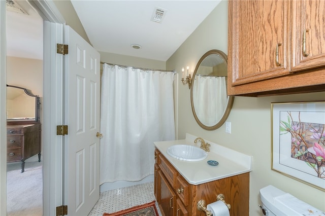 bathroom with curtained shower, visible vents, vanity, and toilet