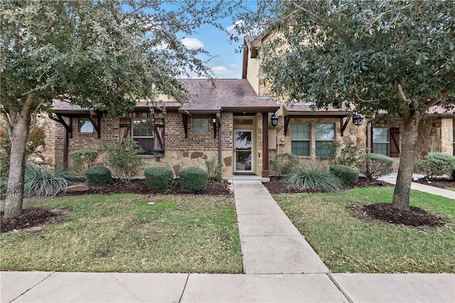 view of front of home featuring a front yard