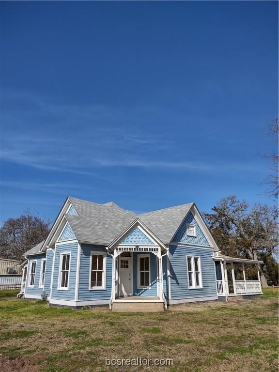 view of front facade featuring a front lawn