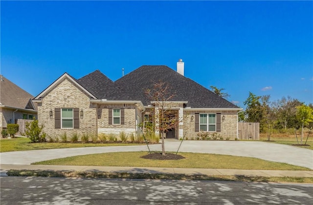 view of front of property featuring a front lawn