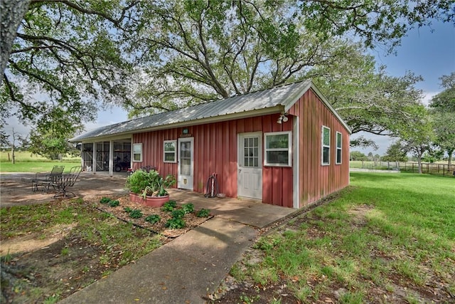 view of outdoor structure featuring a yard