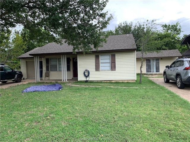 view of front of property featuring a front lawn