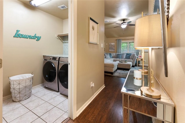 washroom featuring wood-type flooring, washing machine and clothes dryer, and ceiling fan