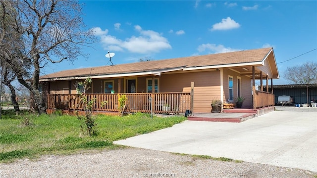 single story home featuring a porch