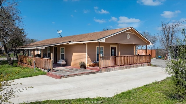 view of front of property featuring covered porch