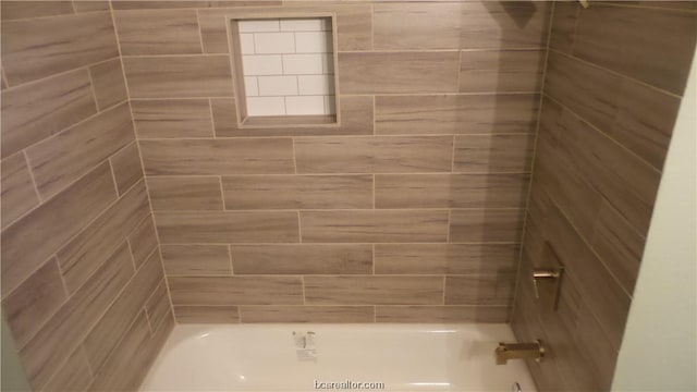 bathroom with tiled shower / bath combo